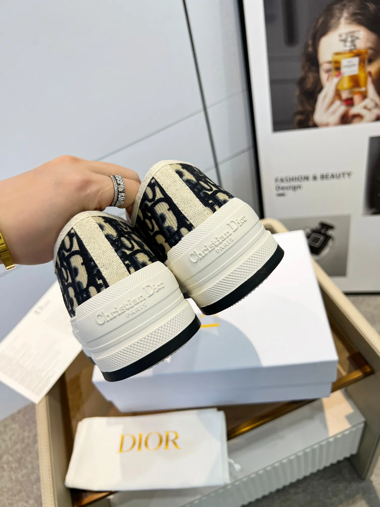 👟👟Ex-factory price 520👟👟 Women's Shoes Women's Clothing Women's Shoes Factory Dior Dior's latest spring and summer catwalk style casual thick-soled cloth shoes It's hard to find just one shoe at the counter Kim Ji-soo has the same style with many Internet celebrities planting grass Stir-fried chicken on the feet is versatile, Taikoo Hui genuine purchase and development High-end customized upper material, 3D electric embroidered three-dimensional cloth surface, perfect replica of the outsole, very comfortable foot feel, original full set packaging code number 35-40 (41 customized)